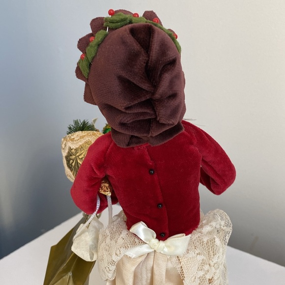 Number 70 / 100 Limited Edition Byers' Choice Caroler - Picture 5 of 10